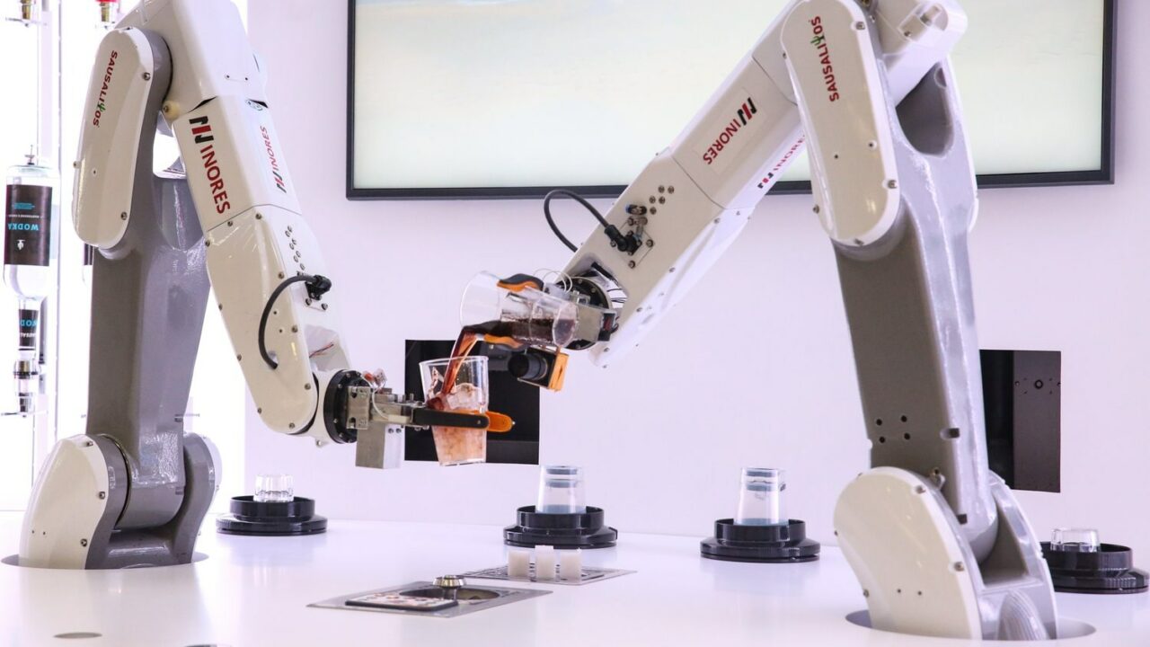 Cocktails vom Roboter: Die erste automatisierte Bar in Deutschland